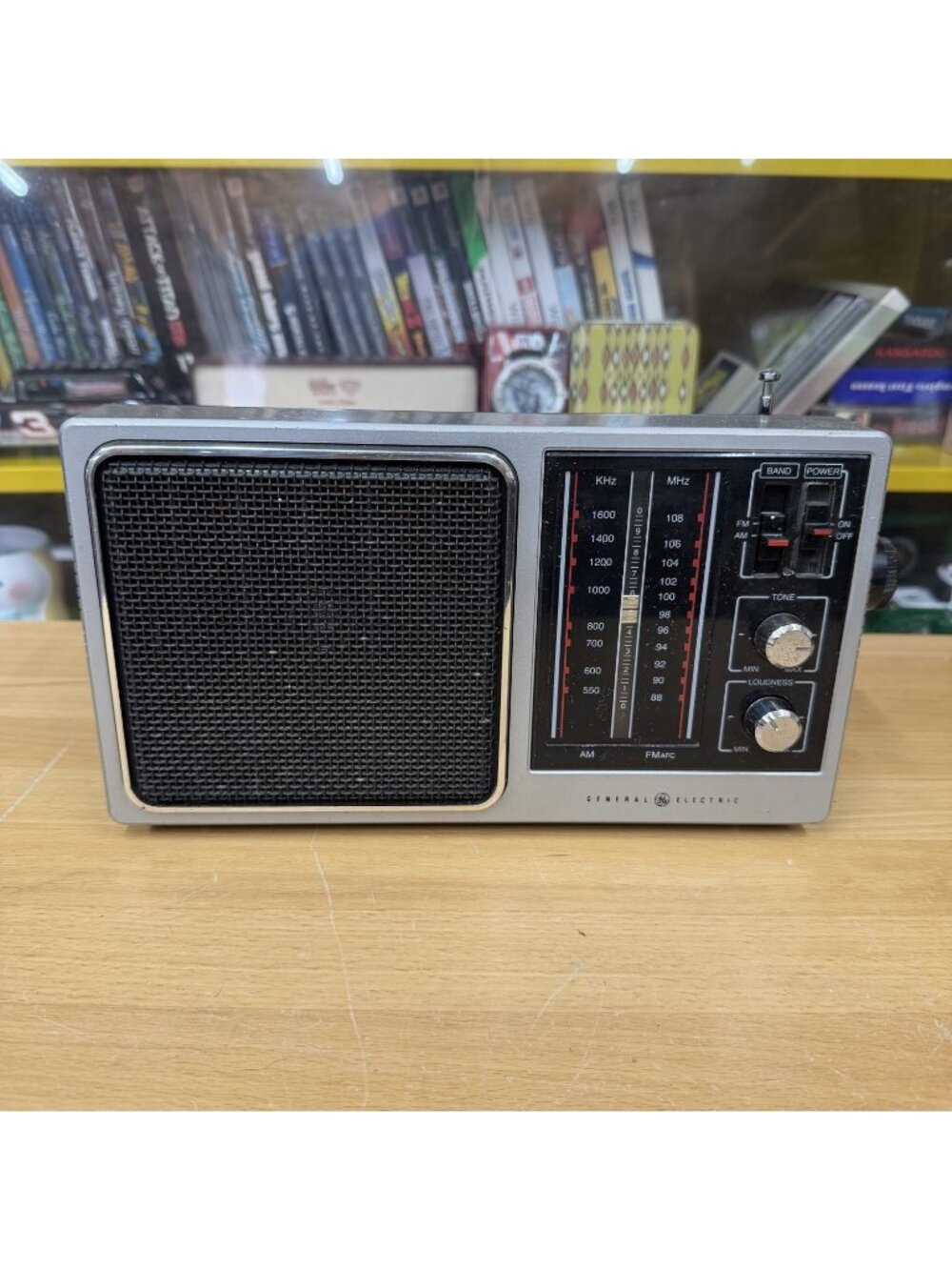 Vintage General Electric 7-2857A Portable Am/fm Radio Silver Black GE